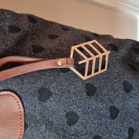 NWOT Call It Spring Grey Bag with Black Hearts - Picture 3 of 17